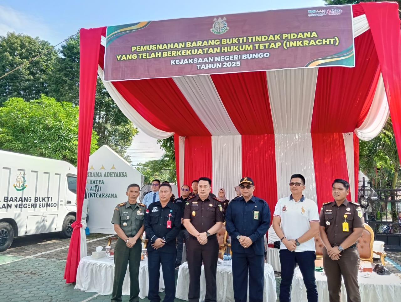 Foto bersama usai pemusnahan barang bukti dikejari Bungo
