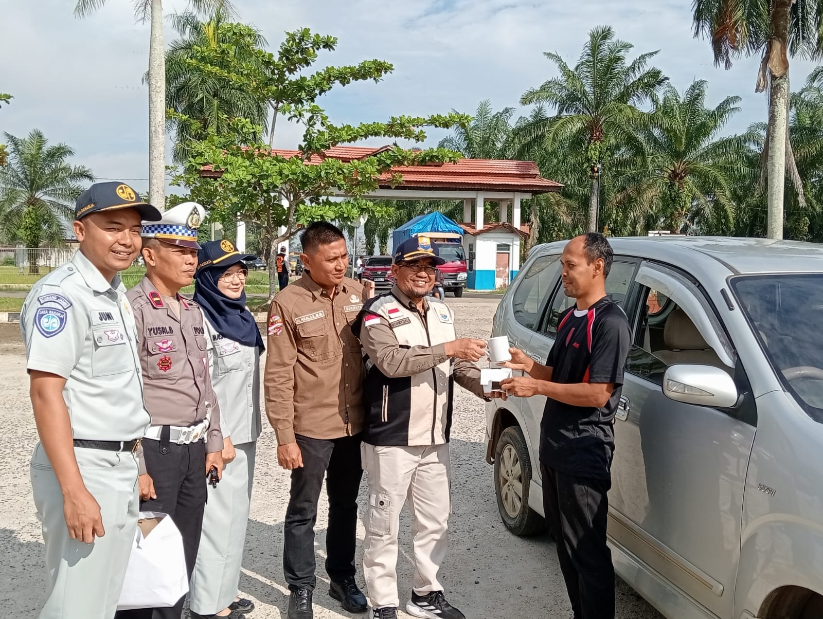 Penyerahan cenderamata bagi pengendara yang taat pajak 